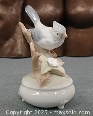 MaxSold Auction: Vintage Westland Porcelain Bird Music Box - Toronto (Ontario, Canada) PARTNER MANAGED Reseller Online Auction - Queen Street West