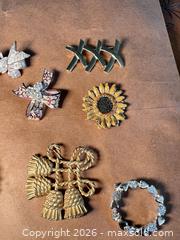 MaxSold Auction: Costume Jewelry Brooch/Pin Lot, 16 Pieces - Ashland (Massachusetts, USA) PARTNER MANAGED Downsizing Online Auction - Old Connecticut Path