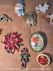 MaxSold Auction: Costume Jewelry Brooch/Pin Lot, 16 Pieces - Ashland (Massachusetts, USA) PARTNER MANAGED Downsizing Online Auction - Old Connecticut Path