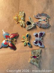 MaxSold Auction: Lot of 7 Vintage Costume Jewelry Brooches / Pins - Ashland (Massachusetts, USA) PARTNER MANAGED Downsizing Online Auction - Old Connecticut Path