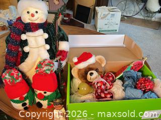 MaxSold Auction: Lot of Assorted Christmas Decorations, 10–14 Pieces - Ashland (Massachusetts, USA) PARTNER MANAGED Downsizing Online Auction - Old Connecticut Path