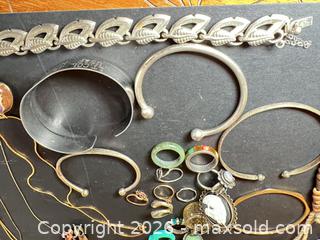 MaxSold Auction: Mixed jewelry lot 25–35 pieces — necklaces, bracelets, rings - Ashland (Massachusetts, USA) PARTNER MANAGED Downsizing Online Auction - Old Connecticut Path