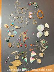 MaxSold Auction: Mixed Lot of 20+ Earrings — Assorted Styles & Materials - Ashland (Massachusetts, USA) PARTNER MANAGED Downsizing Online Auction - Old Connecticut Path