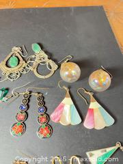 MaxSold Auction: Mixed Lot of 20+ Earrings — Assorted Styles & Materials - Ashland (Massachusetts, USA) PARTNER MANAGED Downsizing Online Auction - Old Connecticut Path