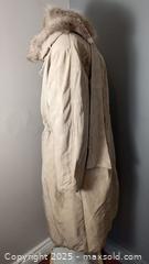 MaxSold Auction: Vintage Women's  Trench Coat - Toronto (Ontario, Canada) SELLER MANAGED Downsizing Online Auction - Torbarrie Road (STORAGE)