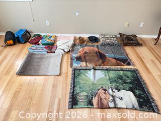 MaxSold Auction: Assorted Home Textiles & Hats Lot B - Ottawa (Ontario, Canada) PARTNER MANAGED Downsizing Online Auction - Sablewood Place