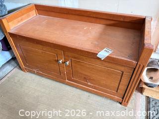 MaxSold Auction: Storage bench / entryway bench with cabinet B - Ottawa (Ontario, Canada) PARTNER MANAGED Downsizing Online Auction - Sablewood Place