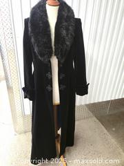 MaxSold Auction: Jacques Vert Women's Full-Length Vintage Velvet Coat with Faux Fur Collar - Toronto (Ontario, Canada) PARTNER MANAGED Downsizing Online Auction - Research Road (STORAGE)