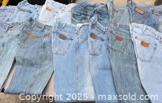 MaxSold Auction: 10 Pairs Wrangler Men's Jeans 32 x 34 Classic Straight - Los Angeles (California, USA) PARTNER MANAGED Downsizing Online Auction - West 88th Place