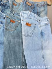 MaxSold Auction: 10 Pairs Wrangler Men's Jeans 32 x 34 Classic Straight - Los Angeles (California, USA) PARTNER MANAGED Downsizing Online Auction - West 88th Place