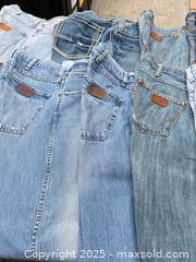 MaxSold Auction: 10 Pairs Wrangler Men's Jeans 32 x 34 Classic Straight - Los Angeles (California, USA) PARTNER MANAGED Downsizing Online Auction - West 88th Place