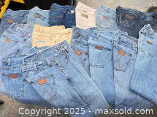 MaxSold Auction: Lot of Approximately 12 Wrangler Denim Jeans - Los Angeles (California, USA) PARTNER MANAGED Downsizing Online Auction - West 88th Place