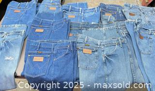 MaxSold Auction: Lot of Men's Wrangler Denim Jeans, Sizes 30/31/32/34 - Los Angeles (California, USA) PARTNER MANAGED Downsizing Online Auction - West 88th Place