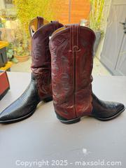 MaxSold Auction: Tony Lama Men's Two-Tone Leather Cowboy Boots, Size 10D - Los Angeles (California, USA) PARTNER MANAGED Downsizing Online Auction - West 88th Place