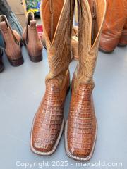 MaxSold Auction: Vintage Tan Two-Tone Western Cowboy Boots, Size 9 D - Los Angeles (California, USA) PARTNER MANAGED Downsizing Online Auction - West 88th Place