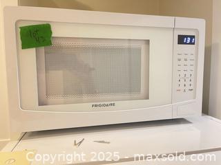 MaxSold Auction: Small microwave  - Surrey (British Columbia, Canada) SELLER MANAGED Estate Sale Online Auction - King George Boulevard (CONDO)