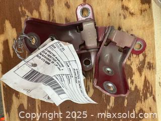 MaxSold Auction: 2017 HYUNDAI ELANTRA RIGHT DOOR BRACKETS SET - Toronto (Ontario, Canada) SELLER MANAGED Downsizing Online Auction - Research Road