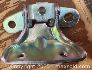 MaxSold Auction: 2017 HYUNDAI ELANTRA UPPER DOOR HINGE LA046067 - Toronto (Ontario, Canada) SELLER MANAGED Downsizing Online Auction - Research Road