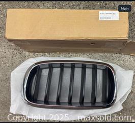 MaxSold Auction: BMW M PERFORMANCE GLOSS BLACK KIDNEY GRILLE 51712334708 FOR F15/ X5/ F16/ X6 - Toronto (Ontario, Canada) SELLER MANAGED Downsizing Online Auction - Research Road