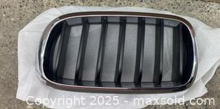 MaxSold Auction: BMW M PERFORMANCE GLOSS BLACK KIDNEY GRILLE 51712334708 FOR F15/ X5/ F16/ X6 - Toronto (Ontario, Canada) SELLER MANAGED Downsizing Online Auction - Research Road