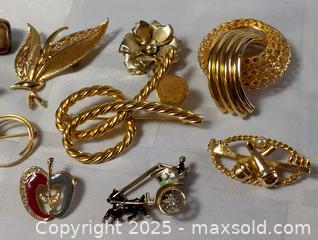 MaxSold Auction: BROOCH JEWELRY LOT - Kingston (Ontario, Canada) SELLER MANAGED Downsizing Online Auction - Rosemund Crescent