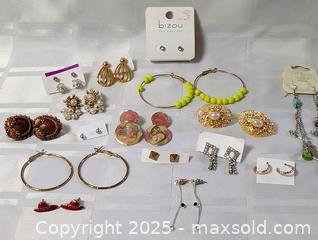 MaxSold Auction: EARRING JEWELRY LOT - Kingston (Ontario, Canada) SELLER MANAGED Downsizing Online Auction - Rosemund Crescent