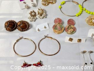 MaxSold Auction: EARRING JEWELRY LOT - Kingston (Ontario, Canada) SELLER MANAGED Downsizing Online Auction - Rosemund Crescent