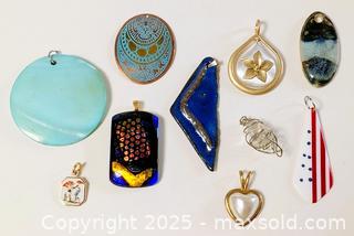 MaxSold Auction: JEWELRY PENDANT LOT - Kingston (Ontario, Canada) SELLER MANAGED Downsizing Online Auction - Rosemund Crescent