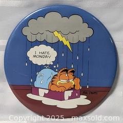 MaxSold Auction: LARGE GARFIELD BUTTON - Kingston (Ontario, Canada) SELLER MANAGED Downsizing Online Auction - Rosemund Crescent