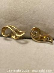 MaxSold Auction: 10 k gold earings - Toronto (Ontario, Canada) SELLER MANAGED Reseller Online Auction - Cosburn Avenue (CONDO)