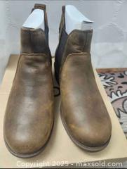 MaxSold Auction: Ugg women boot size 5/ New - Toronto (Ontario, Canada) SELLER MANAGED Reseller Online Auction - Cosburn Avenue (CONDO)