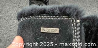 MaxSold Auction: Women winter boot.  size 7.5. waterproof - Toronto (Ontario, Canada) SELLER MANAGED Reseller Online Auction - Cosburn Avenue (CONDO)