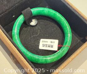 MaxSold Auction: Natural Asian D Shaped JADE Bangle in Original Box  - Toronto (Ontario, Canada) PARTNER MANAGED Reseller Online Auction -  Queen Street West