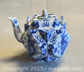 MaxSold Auction: Old Signed Asian Glazed Blue & White Geometric Porcelain Teapot - Toronto (Ontario, Canada) PARTNER MANAGED Reseller Online Auction -  Queen Street West
