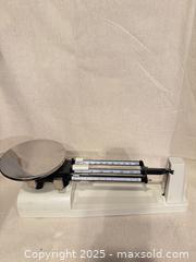 MaxSold Auction: Triple-beam mechanical balance scale, 3-beam, approx. 610 g - Toronto (Ontario, Canada) SELLER MANAGED Downsizing Online Auction -  Weston Road (CONDO)