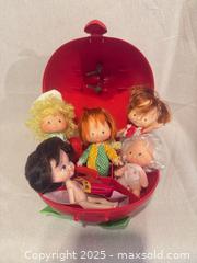 MaxSold Auction: Vintage Strawberry Shortcake Doll Playset with Storage Case - Toronto (Ontario, Canada) SELLER MANAGED Downsizing Online Auction -  Weston Road (CONDO)