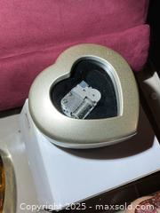 MaxSold Auction: Decor, Tablet Stand, And Purses A - Kingston (Ontario, Canada) PARTNER MANAGED Estate Sale Online Auction - Roosevelt Drive