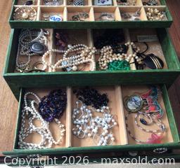 MaxSold Auction: Jewelry Box & Costume Jewellery Collection - Aurora (Ontario, Canada) PARTNER MANAGED Downsizing Online Auction - Murray Drive
