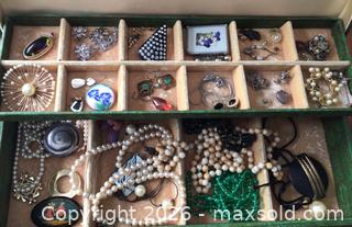 MaxSold Auction: Jewelry Box & Costume Jewellery Collection - Aurora (Ontario, Canada) PARTNER MANAGED Downsizing Online Auction - Murray Drive