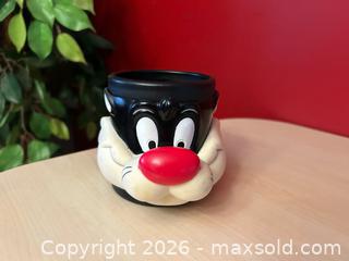 MaxSold Auction: Pair of Looney Tunes Character Mugs – Bugs Bunny & Sylvester (1992) - London (Ontario, Canada) PARTNER MANAGED Downsizing Online Auction - Trillium Crescent