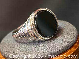 MaxSold Auction: Sterling Silver Black Onyx Signet Ring – Size 10 - London (Ontario, Canada) PARTNER MANAGED Downsizing Online Auction - Trillium Crescent