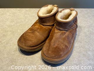 MaxSold Auction: UGG Ankle Boots – Chestnut Suede – Shearling Lined – Women’s Size 5 - London (Ontario, Canada) PARTNER MANAGED Downsizing Online Auction - Trillium Crescent