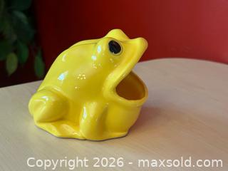 MaxSold Auction: Vintage Ceramic Frog Sponge Holder with Sponge - London (Ontario, Canada) PARTNER MANAGED Downsizing Online Auction - Trillium Crescent