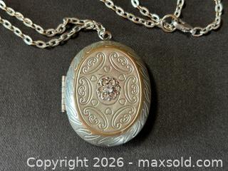 MaxSold Auction: Vintage Style Silver Tone Locket Necklace - London (Ontario, Canada) PARTNER MANAGED Downsizing Online Auction - Trillium Crescent