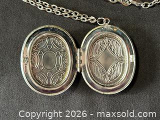 MaxSold Auction: Vintage Style Silver Tone Locket Necklace - London (Ontario, Canada) PARTNER MANAGED Downsizing Online Auction - Trillium Crescent
