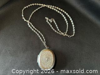 MaxSold Auction: Vintage Style Silver Tone Locket Necklace - London (Ontario, Canada) PARTNER MANAGED Downsizing Online Auction - Trillium Crescent