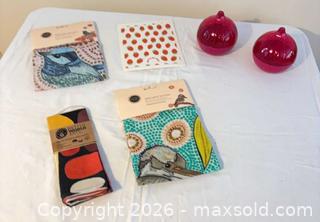 MaxSold Auction: Tea Towels, Dishcloth, Onion Holders A - London (Ontario, Canada) PARTNER MANAGED Downsizing Online Auction - Ford Crescent