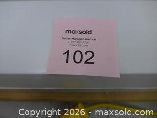 MaxSold Auction: 36" Double Bulb Flouresent Fixture - New Westminster (British Columbia, Canada) SELLER MANAGED Downsizing Online Auction - Eighth Street