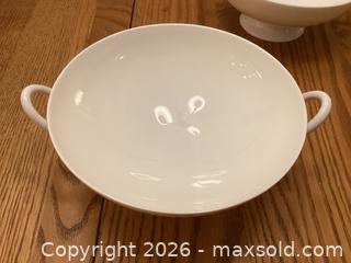 MaxSold Auction: Wedgwood White - Ottawa (Ontario, Canada) SELLER MANAGED Reseller Online Auction - Carp Road