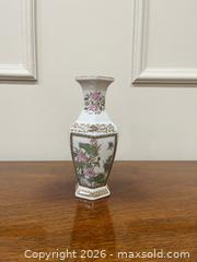 MaxSold Auction: Vintage Japanese porcelain vase. - Mississauga (Ontario, Canada) SELLER MANAGED Estate Sale Online Auction - Greenbower Court